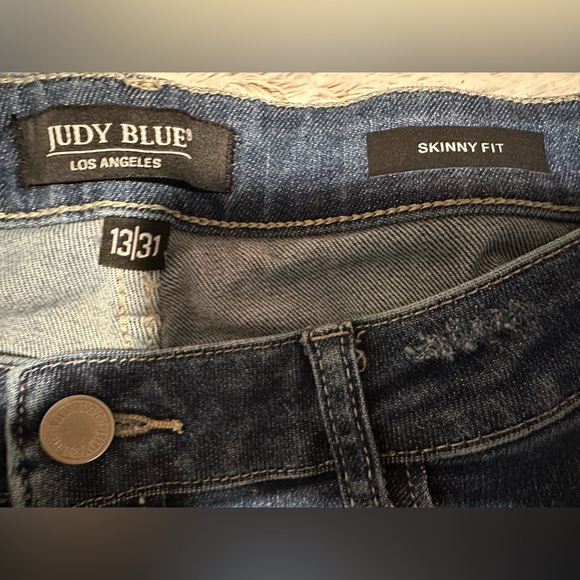Judy Blue Distressed Frayed Hem Skinny Jeans Size 13/31 - Picture 8 of 13